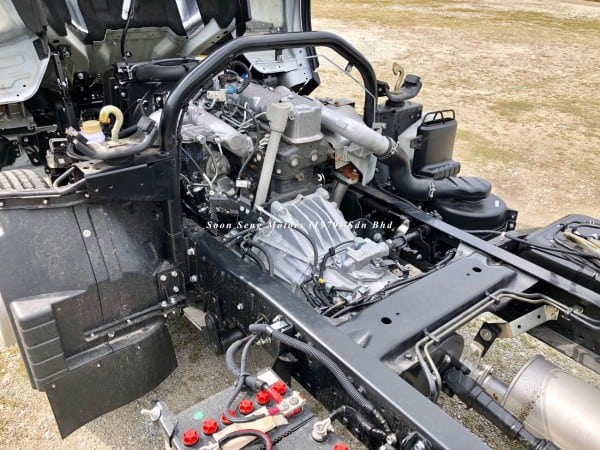 Fuso FE71PE chassis engine