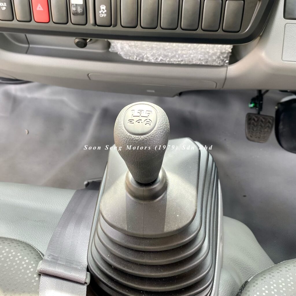 Hino 200_GDY231R_5 speed_manual_gearknob